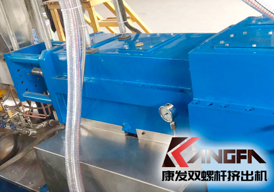 康發揚州客戶選購的JSH-K系列75高扭水環切粒雙螺桿擠出機開機