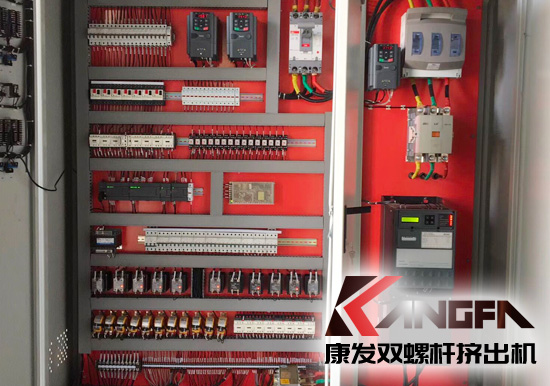 JSH-K超高速高扭低速高扭系列K75機型雙螺桿擠出機機筒內徑73mm、主機功率280-450KW、參考產量達600-1500KG/H。