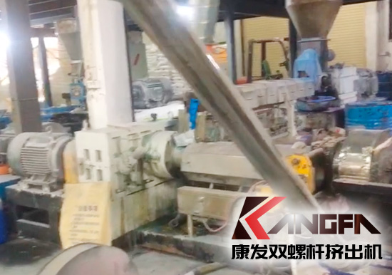 康發八年老客戶回訪，雙螺桿擠出機設備運轉正常，業務紅火！