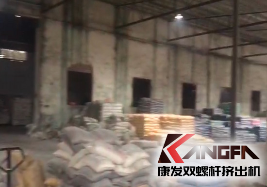 康發多年老客戶雙螺桿擠出機車間一角，有序生產，業務紅火！