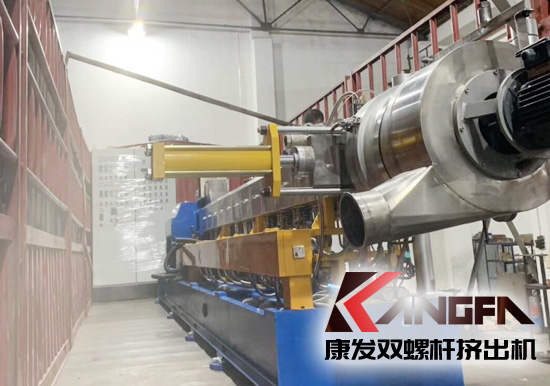 何為雙螺桿擠出機反應(yīng)擠出？反應(yīng)擠出是連續(xù)地將單體進(jìn)行聚合以及對現(xiàn)有聚合物進(jìn)行改性的工藝方法。是將傳統(tǒng)上分開操作的聚合物合成、改性及加工成型等聯(lián)合為一個整體工藝過程。