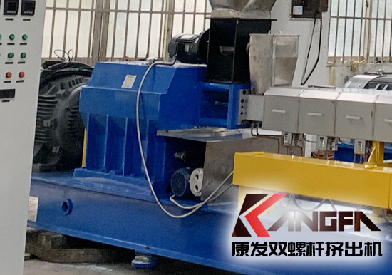 各種各樣的節能新技術已經應用于擠出技術的各方面，從擠出機本身的螺桿結構改進，再到新型驅動式電機應用以及各種新型加熱方式技術的應用，都在推動PET雙螺桿擠出機行業向著更加節能降耗、高產高效的方向發展。