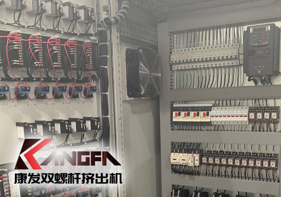 雙螺桿擠出機上下游:車用塑料向低成本、高強度、高沖擊性能、可回收及降解等復合材料及塑料合金方向發展