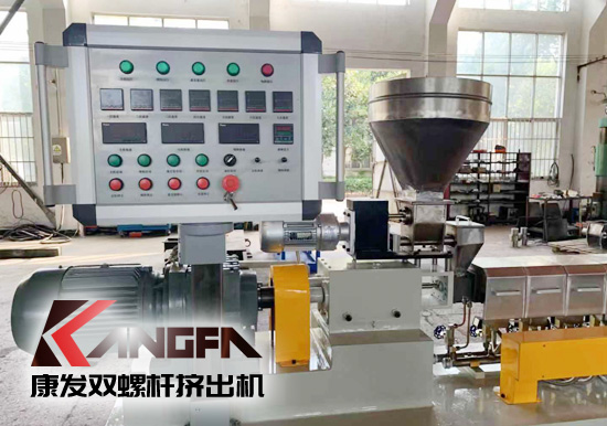 學(xué)校及實驗室用康發(fā)20型雙螺桿擠出機。該機型適用于學(xué)校及企事業(yè)單位高分子聚合物合成，混煉，配方研發(fā)，擠出造粒，配合其他試驗儀器一起使用！康發(fā)20型雙螺桿擠出機好用、實用、價又實！暢銷高校及企業(yè)試驗室！