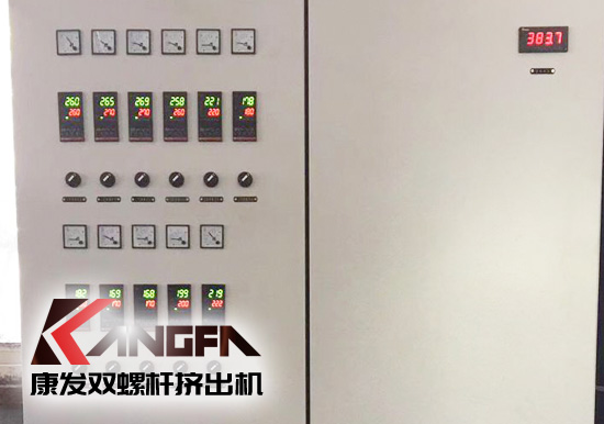 標(biāo)準(zhǔn)化全新雙螺桿擠出造粒機(jī)組滿負(fù)荷運(yùn)轉(zhuǎn)，擠出的可靠運(yùn)行、滿足多樣工藝要求