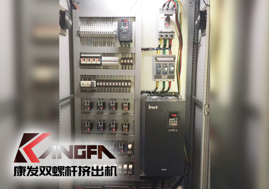 標(biāo)準(zhǔn)化全新雙螺桿擠出造粒機(jī)組非常可靠有效的設(shè)計(jì)理念，保證了擠出的可靠運(yùn)行。高扭矩專用驅(qū)動(dòng)系統(tǒng)，齒、軸為高強(qiáng)度合金鋼，滲碳、磨齒處理。