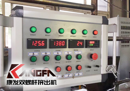 標(biāo)準(zhǔn)化全新雙螺桿擠出造粒機(jī)組滿負(fù)荷運(yùn)轉(zhuǎn)，擠出的可靠運(yùn)行、滿足多樣工藝要求