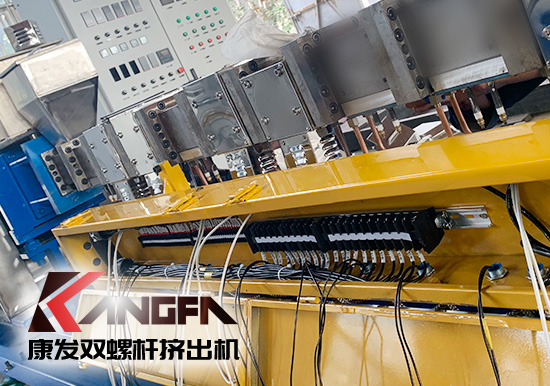 近日康發車間進入緊張的設備調試階段，各崗位嚴陣待命，緊張作業，確保質量，一批次標準化全新雙螺桿擠出機設備正進入緊密安裝調試階段，出廠在即、交付用戶！確保用戶早日正式投產！