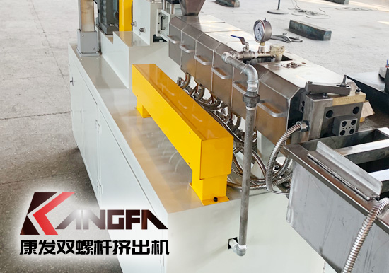 塑料廠實驗室研究專用康發20型雙螺桿擠出造粒機組設備，機筒內徑 20mm/長徑比 28-48/主電機功率 5.5kw/螺桿轉速 100rpm/參考產量 5-20kg/h。