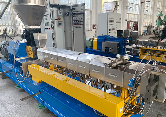 新一代65B型康發JSH標準化全新雙螺桿擠出造粒機組系列、品質控制柜、真空系統等展示