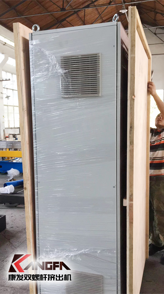 馬里共和國——西非內陸國家！康發雙螺桿擠出機隨著我國實施“走出去”戰略的不斷深入發展，坐標非洲馬里共和國——PET設備裝箱打包發出！