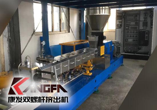 南京康發標準化雙螺桿擠出機設備運抵客戶車間,開箱驗收、安裝完畢、等待開機調試