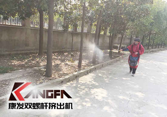 戰(zhàn)疫情、防風(fēng)險、保安全！康發(fā)雙螺桿擠出機復(fù)工在即，全廠實現(xiàn)全方位消毒！