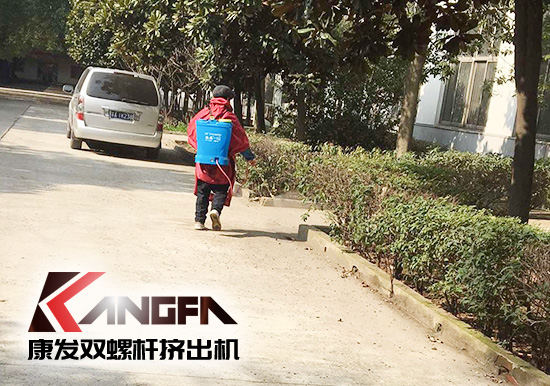 戰(zhàn)疫情、防風(fēng)險、保安全！康發(fā)雙螺桿擠出機復(fù)工在即，全廠實現(xiàn)全方位消毒！