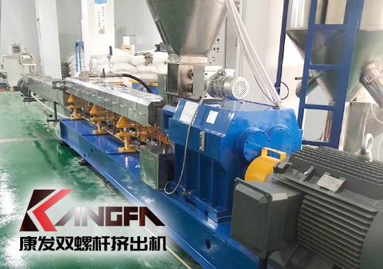 南京康發同向旋轉雙螺桿擠出機，廣泛用于成型制品擠出，也可應用于聚合物的物理改性（共混、填充、纖維增強、配料、混煉）。