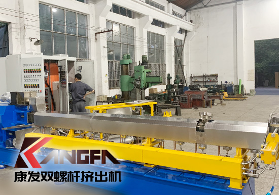 螺桿轉速、壓縮比、電熱溫度設定、長徑比、背壓等影響雙螺桿擠出機設備塑化品質的主要因素