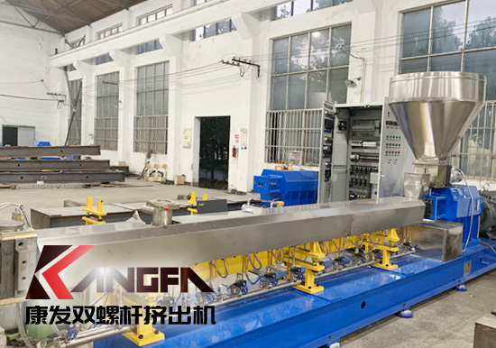 雙螺桿擠出機對于護套擠出來講，護套擠出主要作用在于烘干纜芯，防止由于潮氣（或繞包墊層的濕氣）的作用，造成護套中出現氣孔的可能。