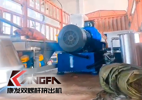 十一雙節長假前夕,康發65機D型箱雙螺桿擠出機組順利發貨!坐標河北!