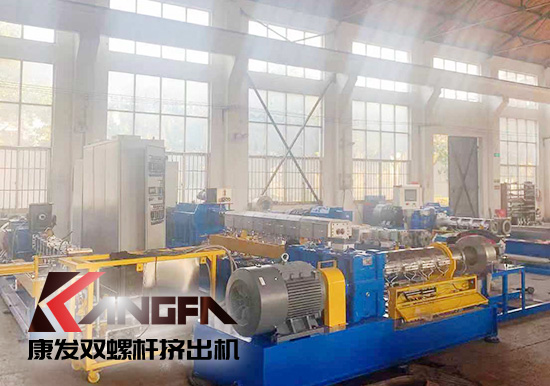 康發(fā)雙螺桿擠出機(jī)：研發(fā)新產(chǎn)品 環(huán)抱新業(yè)態(tài)——康發(fā)攜手中石化首席工程師新品研發(fā)中