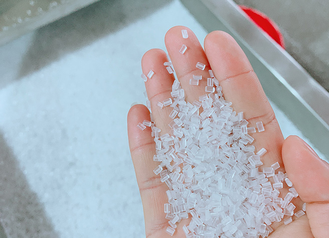 料子表面光滑，顆粒大小均勻。