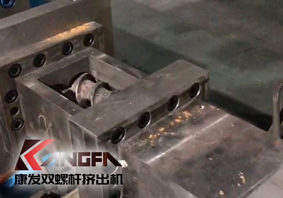 提升機筒耐磨及耐腐蝕性！康發(fā)雙螺桿擠出機設(shè)備舊機筒更換視頻
