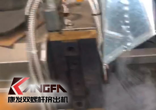 延長設備使用壽命，提升客戶滿意度！康發加強對雙螺桿造粒機的維護包養工作