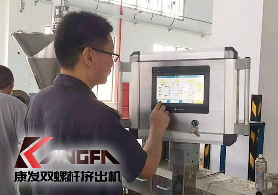 PLC結(jié)合變頻器構(gòu)成的雙螺桿擠出機(jī)控制系統(tǒng)實(shí)現(xiàn)雙螺桿擠出機(jī)電機(jī)的無(wú)極調(diào)速控制以及料筒恒溫控制