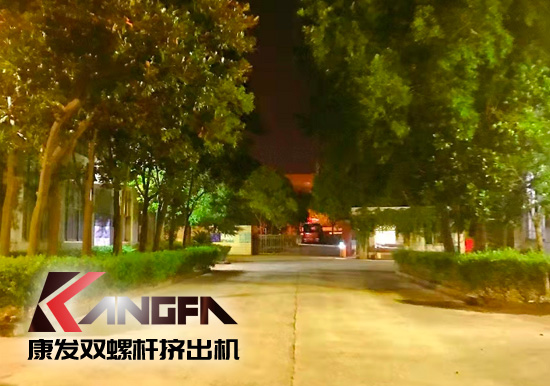 總裝車間：眾志成城齊奮戰(zhàn) 全力以赴保發(fā)貨 確保雙螺桿擠出機設(shè)備按期交付至顧客手中。