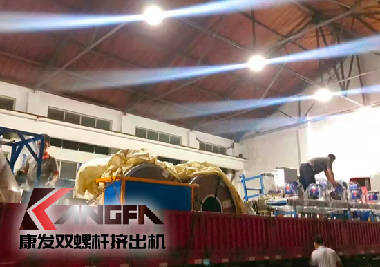 總裝車間：眾志成城齊奮戰(zhàn) 全力以赴保發(fā)貨 確保雙螺桿擠出機設(shè)備按期交付至顧客手中。