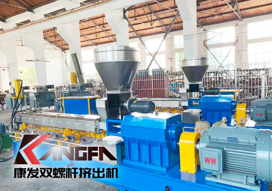 康發(fā)JSH-75雙螺桿擠出機(jī)成套設(shè)備組裝并檢驗合格后發(fā)貨裝車至客戶工廠