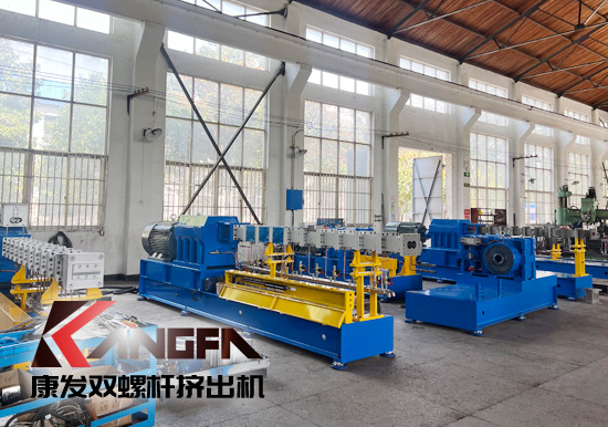 臨近年底，雙螺桿擠出機發(fā)貨忙,全力以赴為市場！