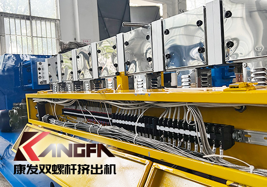 臨近年底，雙螺桿擠出機發(fā)貨忙,全力以赴為市場！