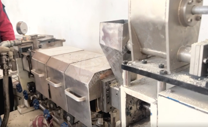 康發(fā)雙螺桿擠出機小型試驗機又開始轉(zhuǎn)動啦！