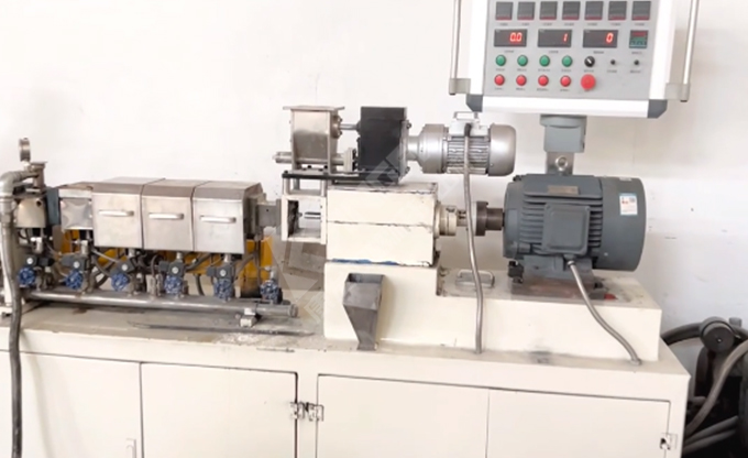 康發(fā)雙螺桿擠出機小型試驗機又開始轉(zhuǎn)動啦！