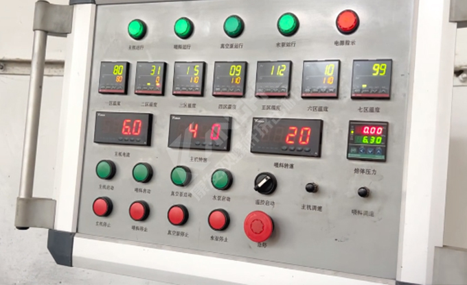 康發(fā)雙螺桿擠出機小型試驗機又開始轉(zhuǎn)動啦！