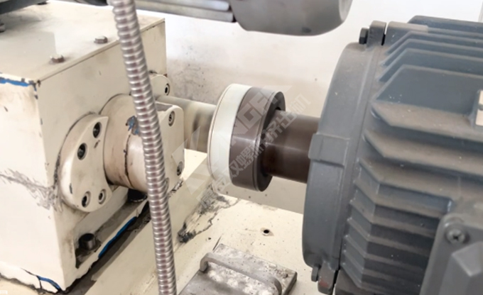 康發(fā)雙螺桿擠出機小型試驗機又開始轉(zhuǎn)動啦！