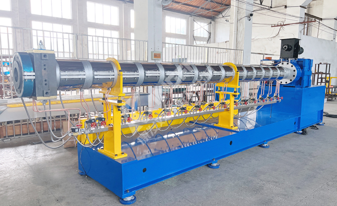 康發單螺桿擠出機組，包括主機一臺、水槽冷卻一套以及切粒機一套等，目前我司已調試完畢，整備發貨！