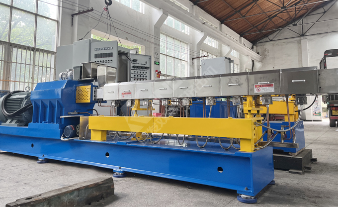 高扭矩、高精度,多種機(jī)型可供選擇——康發(fā)75雙螺桿擠出造粒設(shè)備