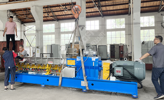 康發(fā)JSH-65雙螺桿擠出機(jī)組完成裝配與檢驗(yàn)，裝車發(fā)往客戶項(xiàng)目場地。