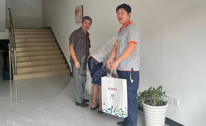 南京江北新區總工會深入康發雙螺桿擠出機一線開展“來高溫慰問”慰問活動！