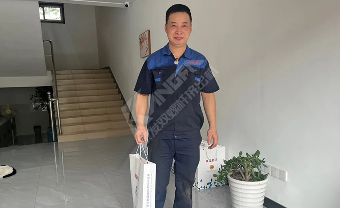 南京江北新區總工會深入康發雙螺桿擠出機一線開展“來高溫慰問”慰問活動！