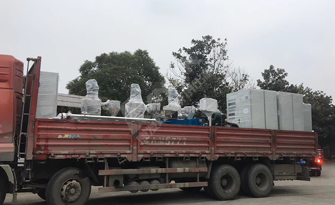 新年伊始，康發雙螺桿擠出機成功裝車發貨，助力客戶生產效率再上新臺階