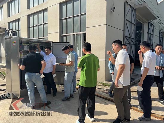 中石化石科院院長李明豐率隊蒞臨康發(fā)雙螺桿擠出機調(diào)研廢塑料循環(huán)利用項目