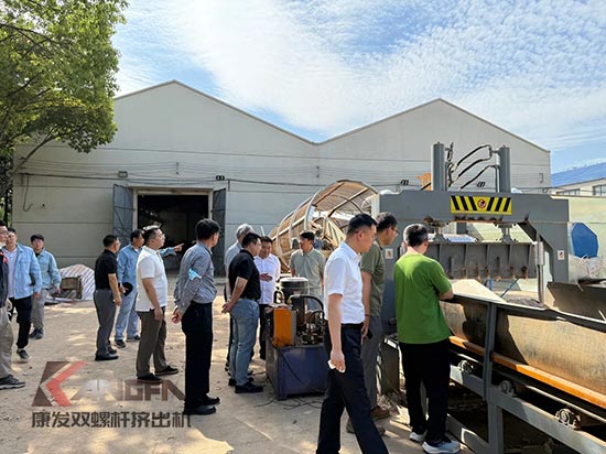 中石化石科院院長李明豐率隊蒞臨康發(fā)雙螺桿擠出機調(diào)研廢塑料循環(huán)利用項目