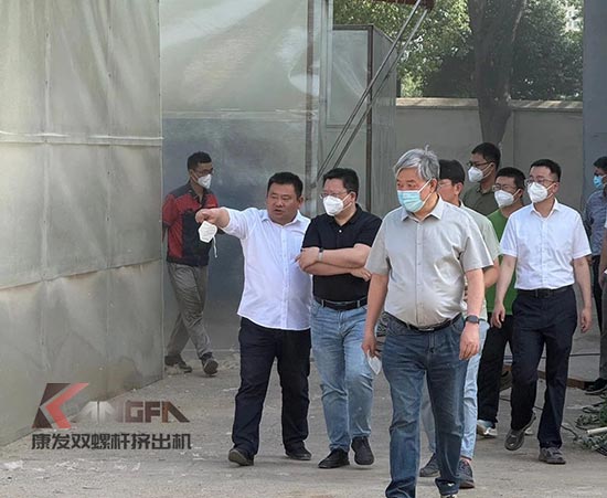 中石化石科院院長李明豐率隊蒞臨康發(fā)雙螺桿擠出機調(diào)研廢塑料循環(huán)利用項目