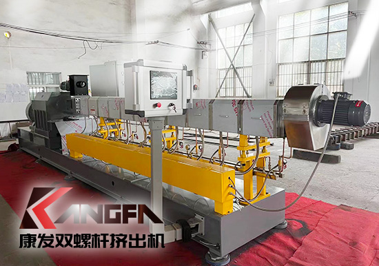 廢塑料高容積熔融定制型設備——康發雙螺桿擠出機出品