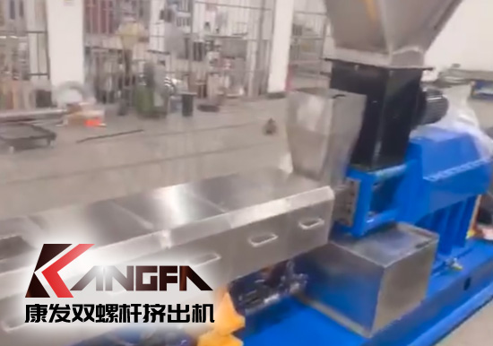 “中國制造”尋求挖掘更大的非洲需求！JSH-65型雙螺桿擠出機設備出口設備帶料試機，坐標非洲！