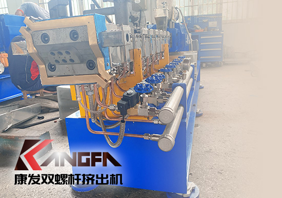 對沖疫情影響,著力把握業績增長新引擎!康發雙螺桿擠出機成套設備出口發貨中!