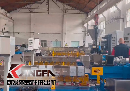 康發雙螺桿擠出機生產車間戰酷暑，保生產視頻剪輯。新的一月，新的一天，努力工作，努力生活！加油康發人！