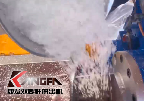 雙螺桿擠出機制造！追求品質，精益求精！康發雙螺桿帶料試機